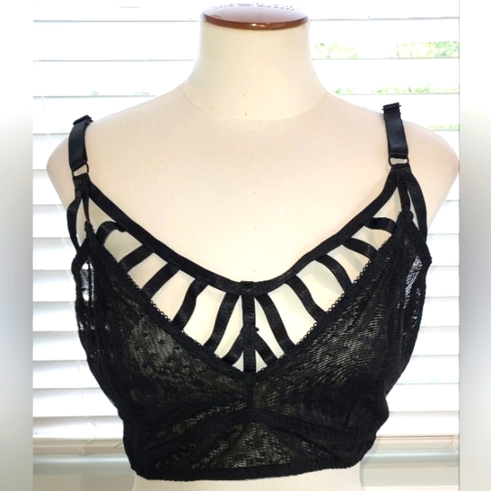 Torrid Black Lace Ladder Cage Front Stretch Bralet Size 2 (18-20) NWT